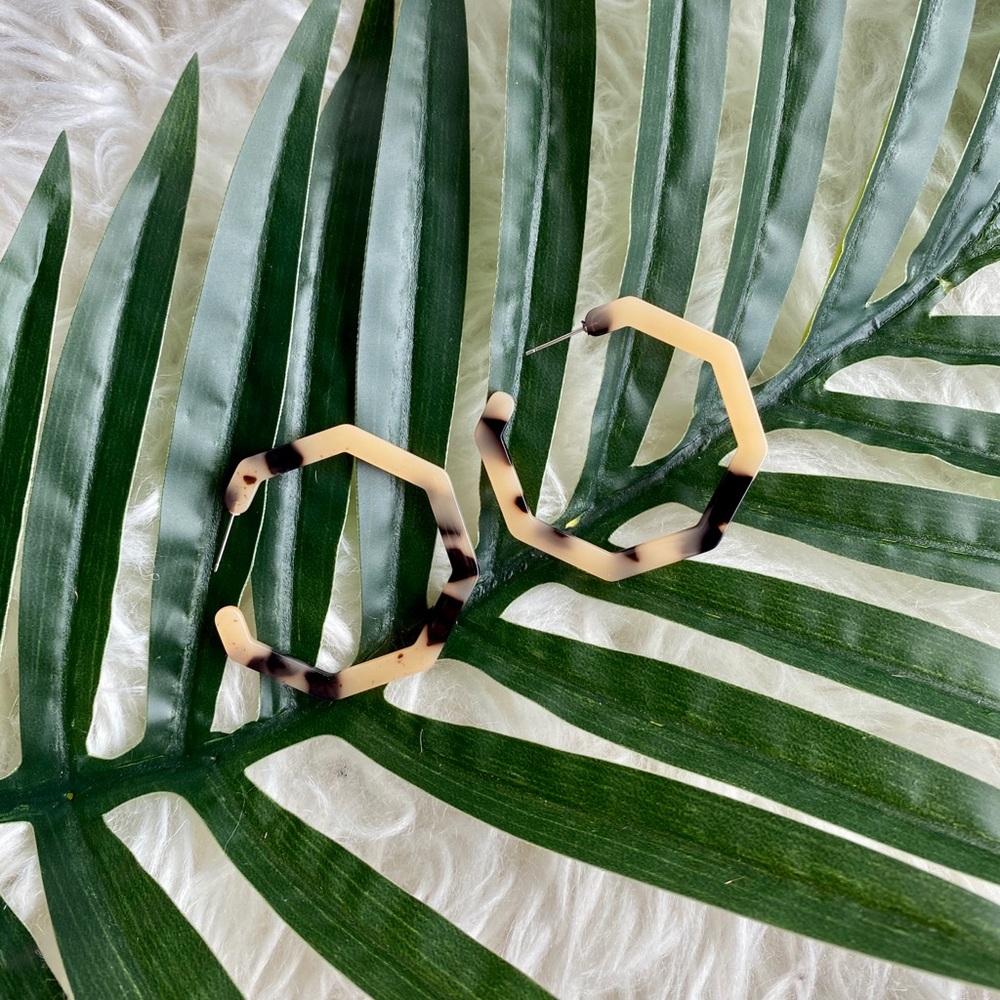 ✨ Tortoise hexagon hoop earrings